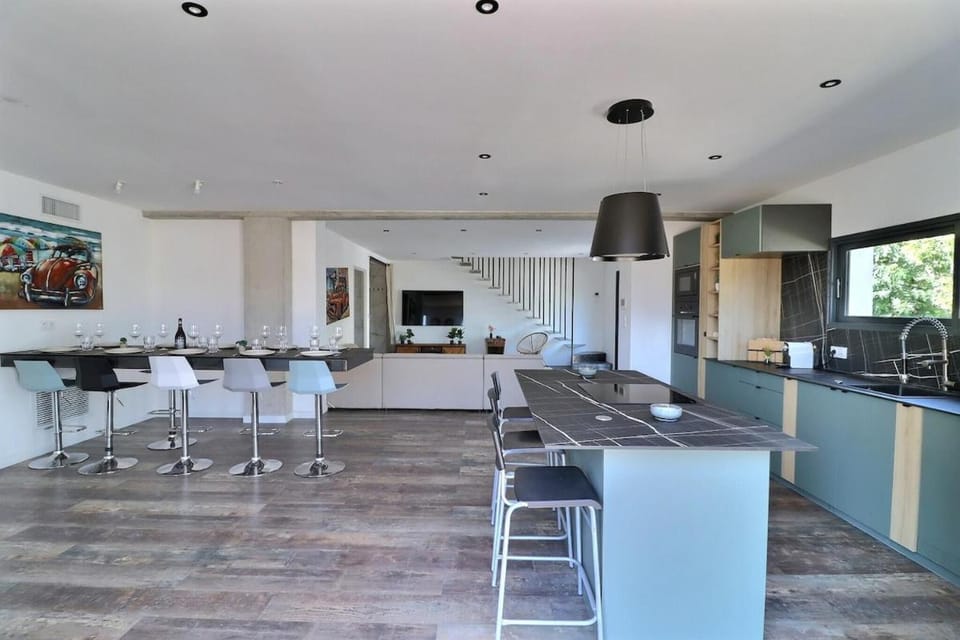 Kitchen or kitchenette, Dining area, dishwasher, microwave, oven, pet friendly, stove