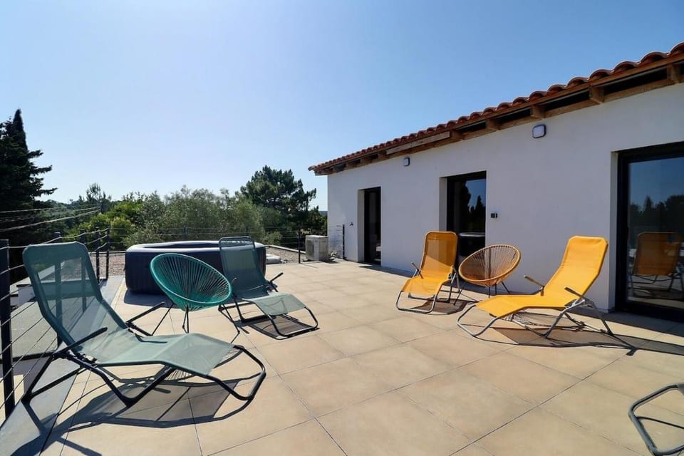 Patio, Day, Hot Tub, Balcony/Terrace, sunbed
