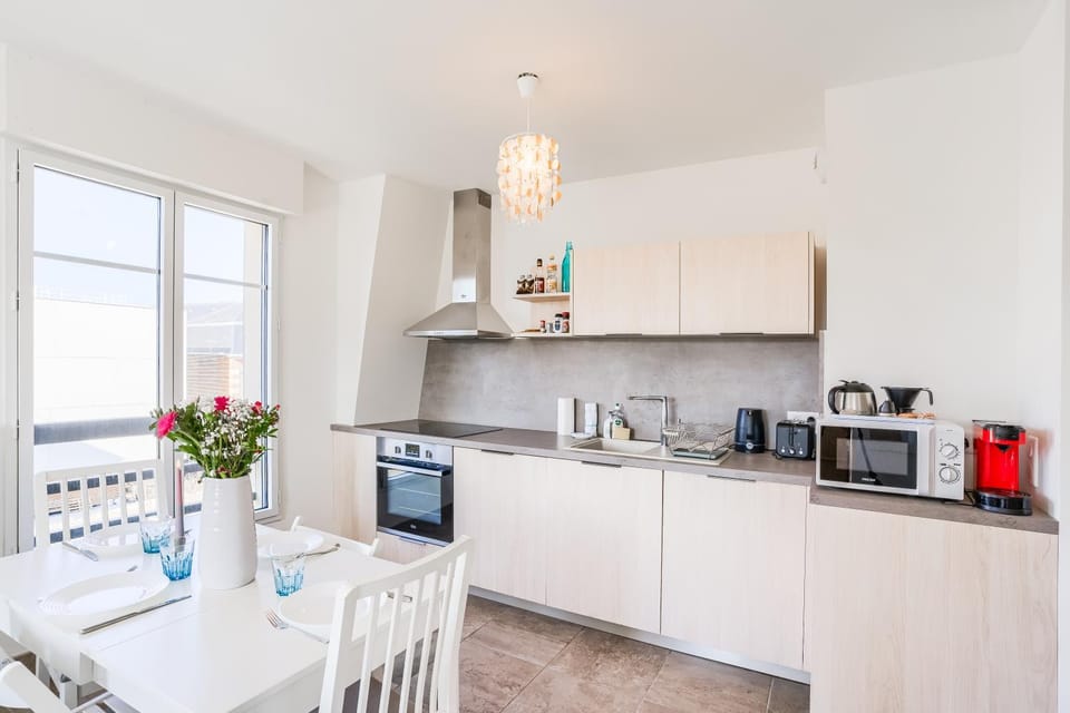 Coffee/tea facilities, Kitchen or kitchenette, Dining area, dishwasher, oven, stove, toaster