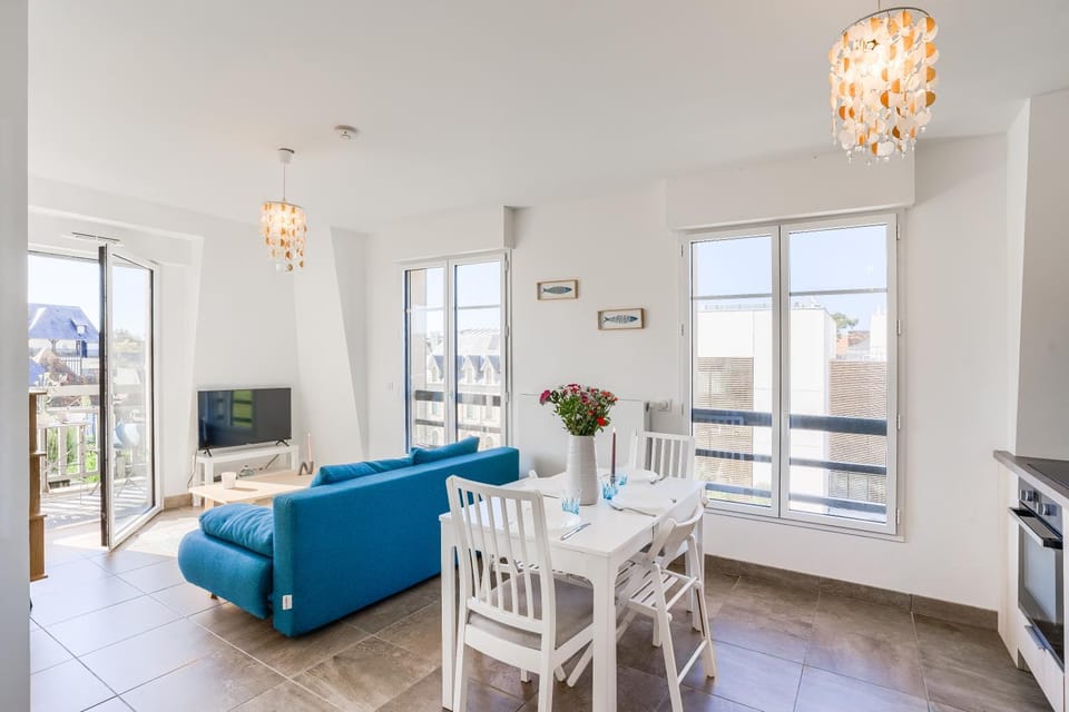 TV and multimedia, Living room, Seating area, Dining area