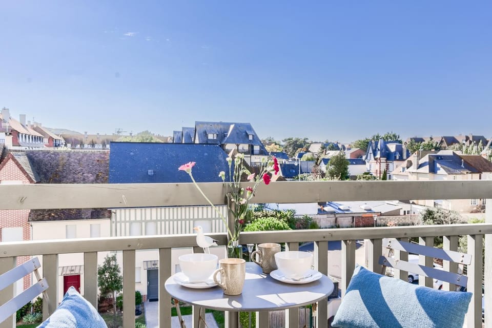View (from property/room), Balcony/Terrace, Dining area, City view