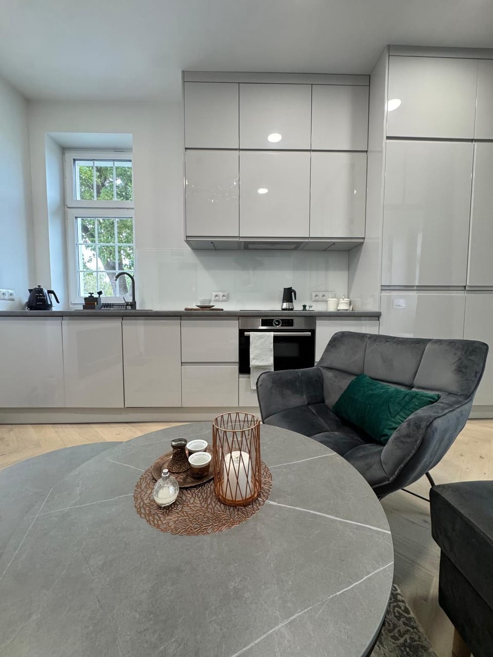 Kitchen or kitchenette, Seating area, stove