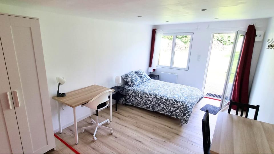 Bed, Seating area, Bedroom