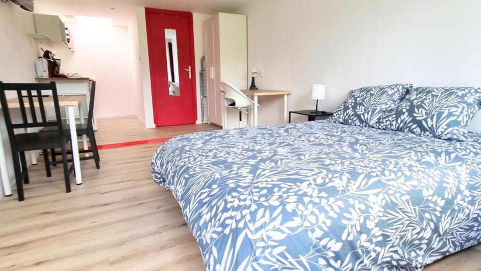 Bed, Photo of the whole room, Dining area, Bedroom