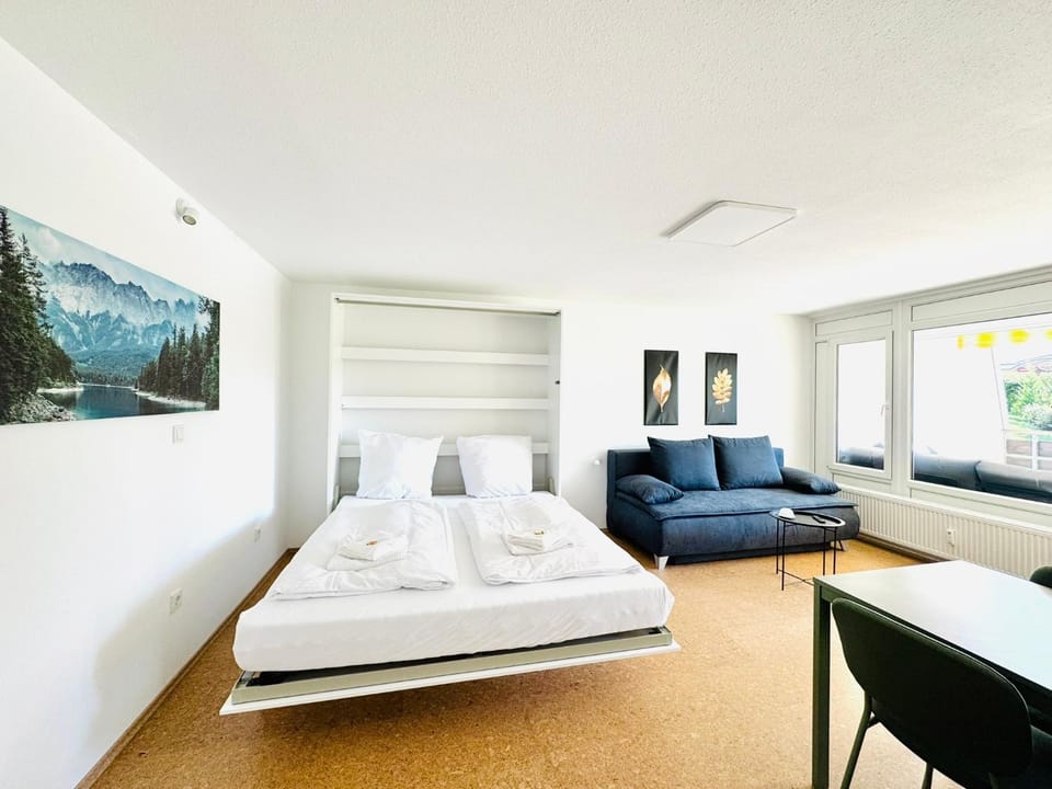Bed, TV and multimedia, Living room, Photo of the whole room, Seating area, Bedroom