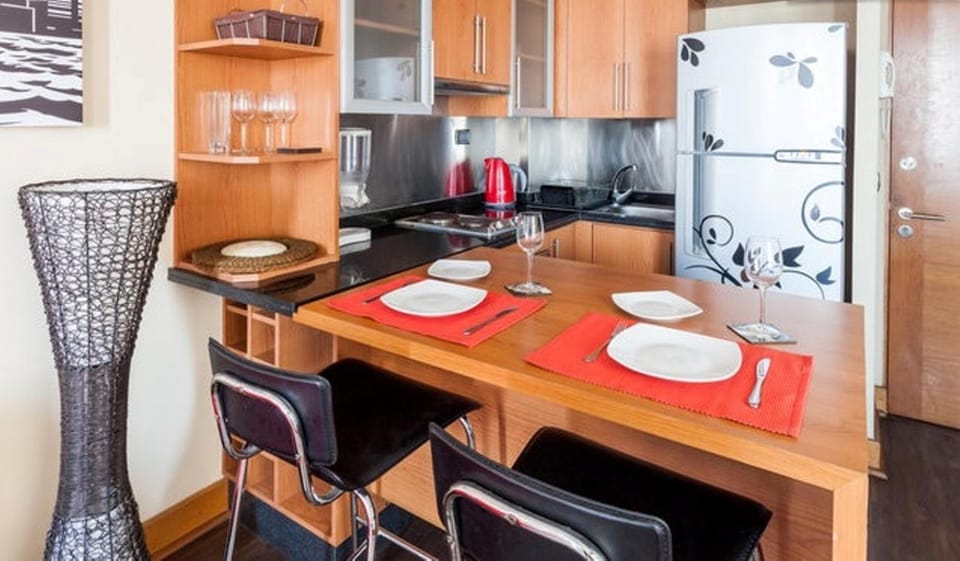 Kitchen or kitchenette, Dining area