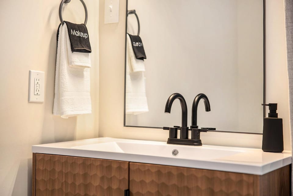 Golden Haven - New Corporate Apt Downtown Apartment in Grand Rapids