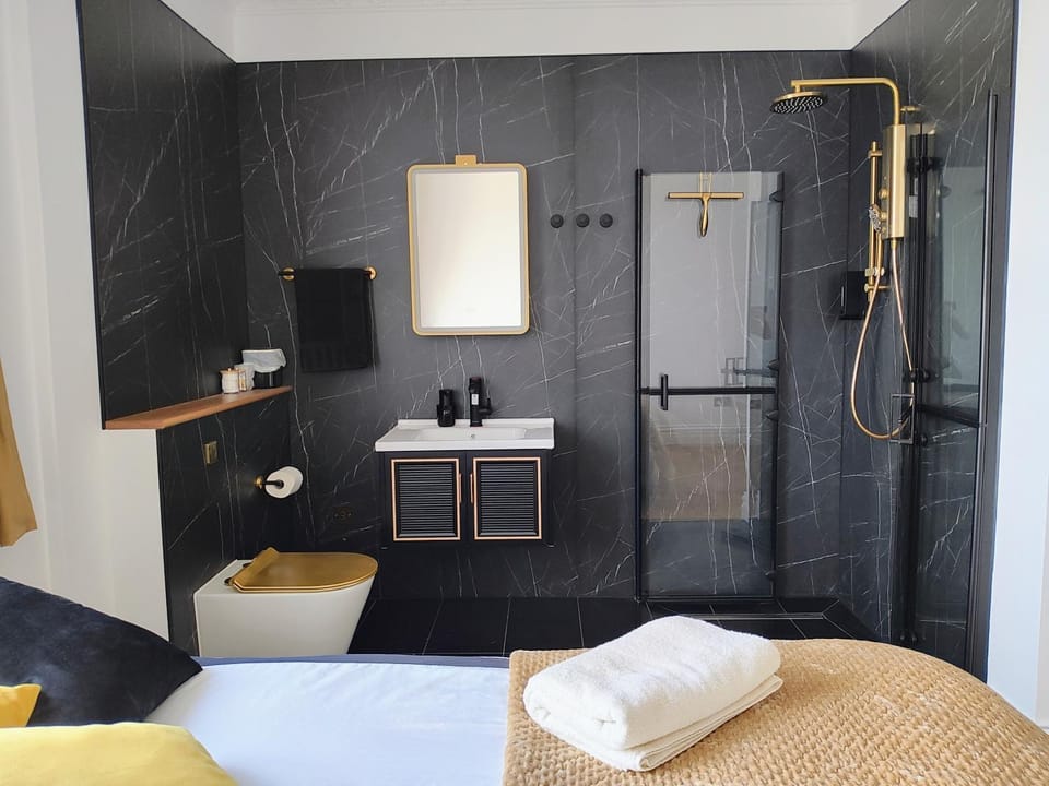Shower, Toilet, Bathroom, towels