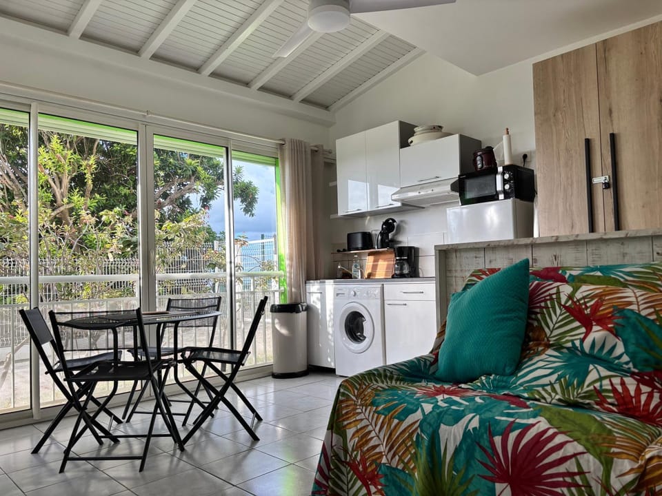Coffee/tea facilities, View (from property/room), Living room, Seating area, Dining area, stove, toaster, washing machine