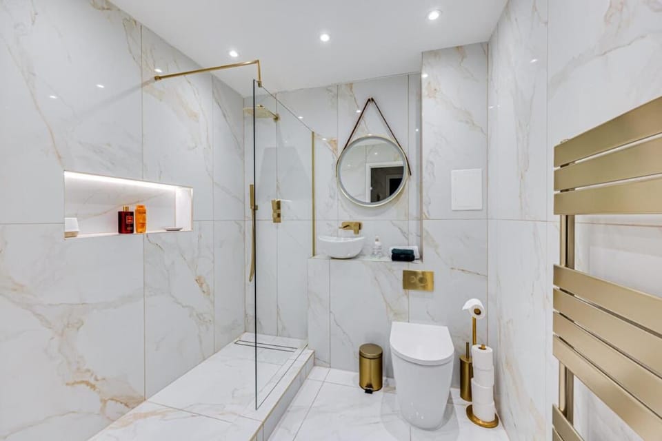 Shower, Toilet