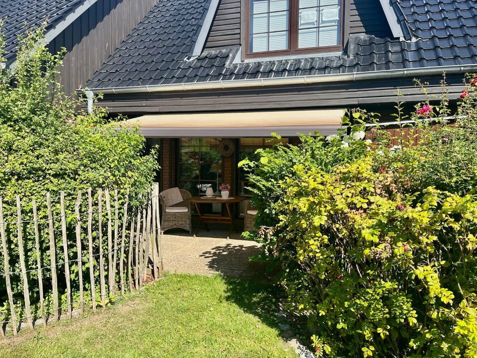 Property building, Garden, Balcony/Terrace, Garden view