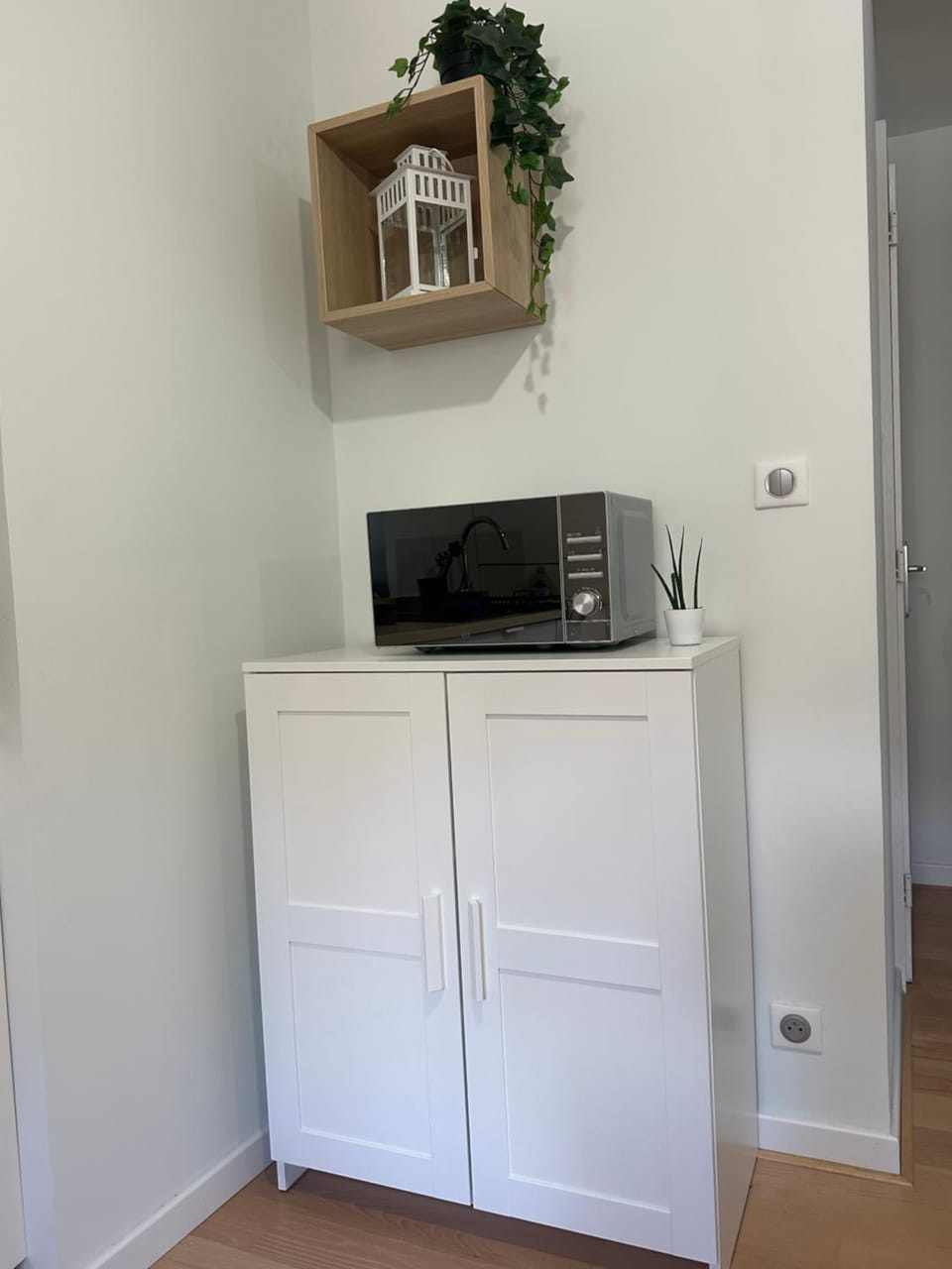 Kitchen or kitchenette, minibar