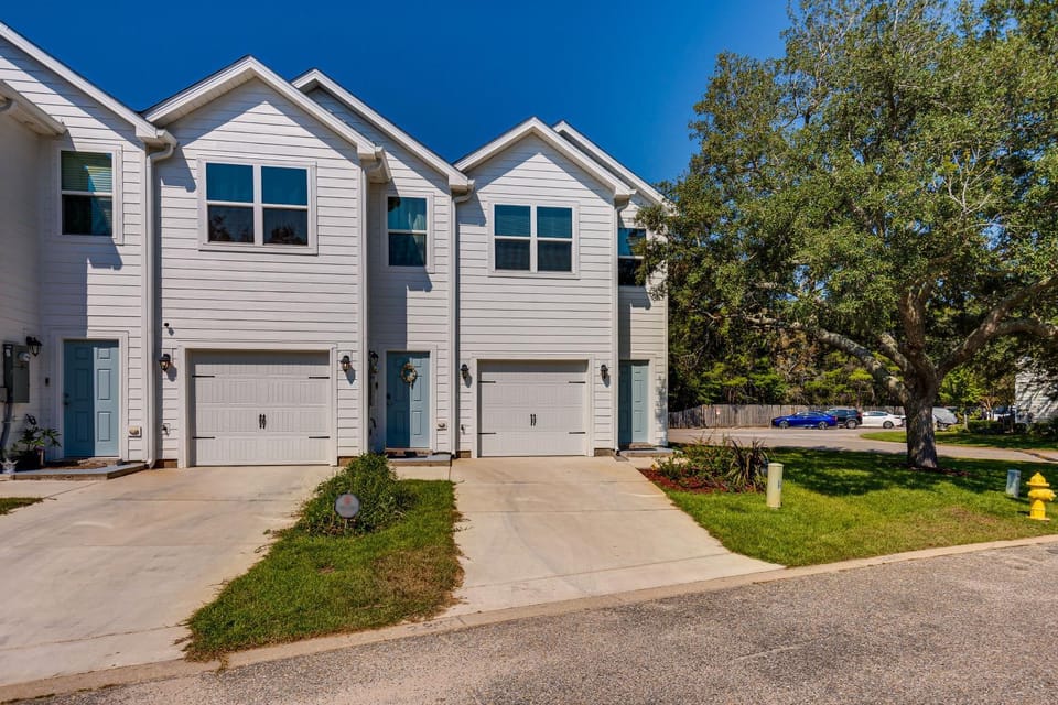 Community Pool & Beach Area: Navarre Townhome House in Alabama