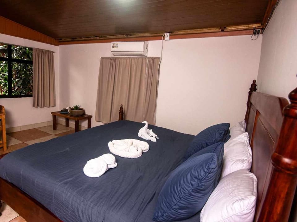 Bed, towels