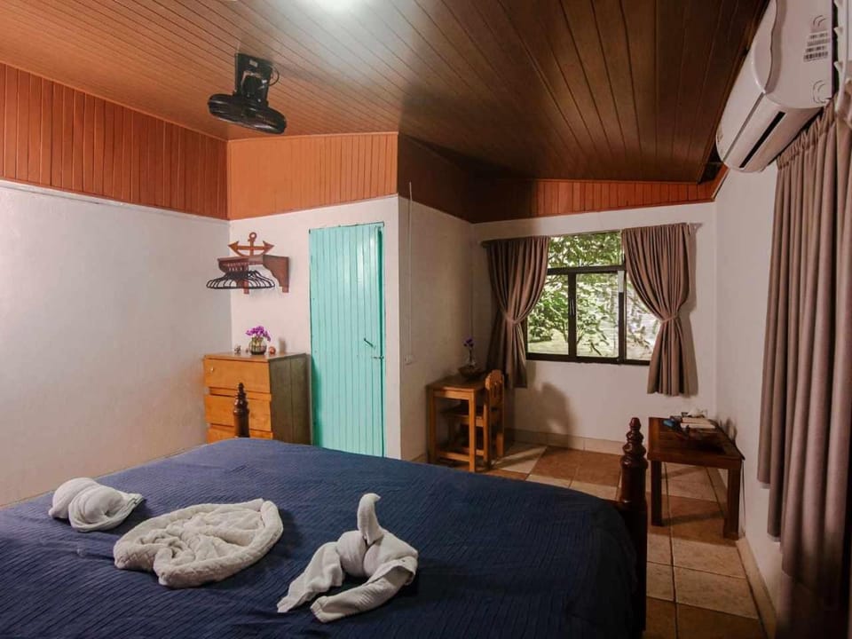Bed, towels, air conditioner