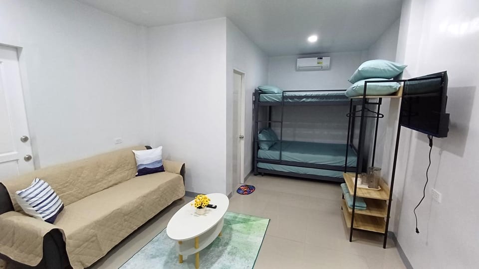 Bed, TV and multimedia, Living room, Photo of the whole room, bunk bed, air conditioner