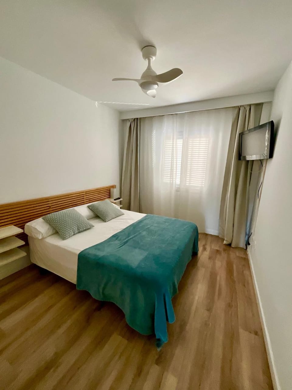 Bed, TV and multimedia, Photo of the whole room, Bedroom