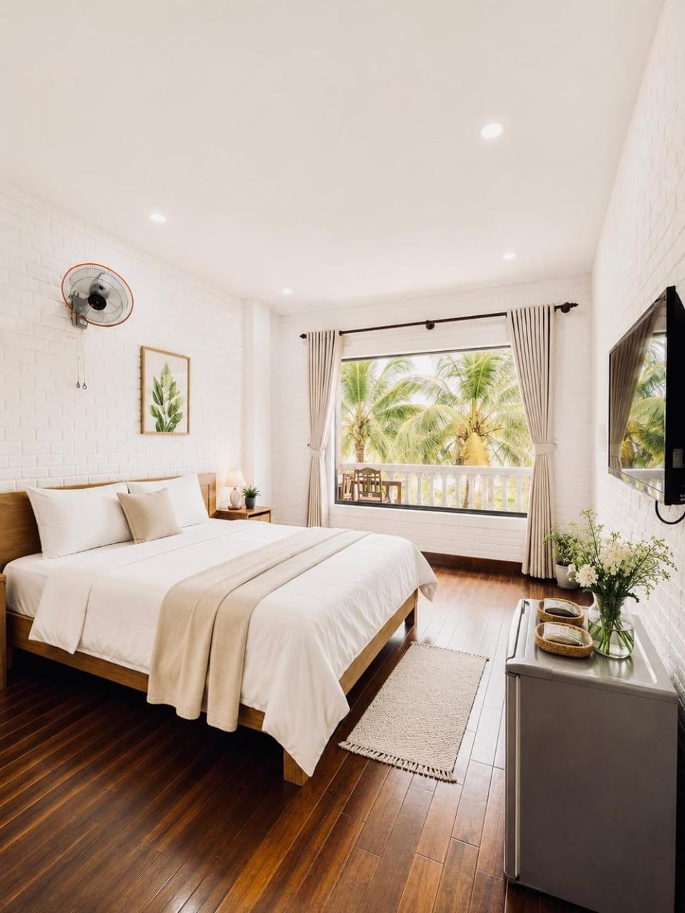 Photo of the whole room, Bedroom