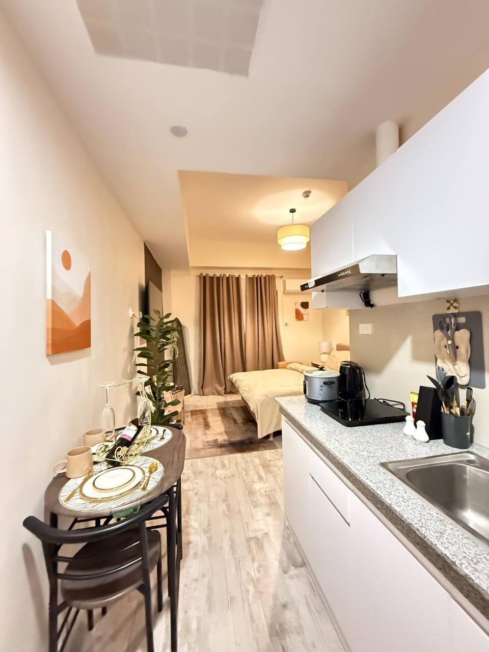 Kitchen or kitchenette, Food and drinks, Seating area, Dining area, Food