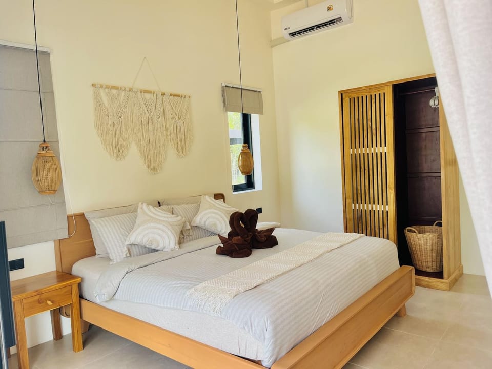 Photo of the whole room, Bedroom