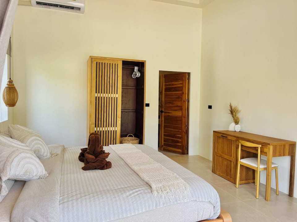 Photo of the whole room, Bedroom