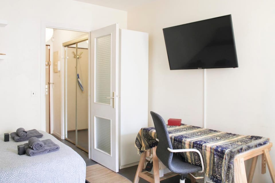 Bright Studio with Balcony Porte de Versailles Apartment in Vanves