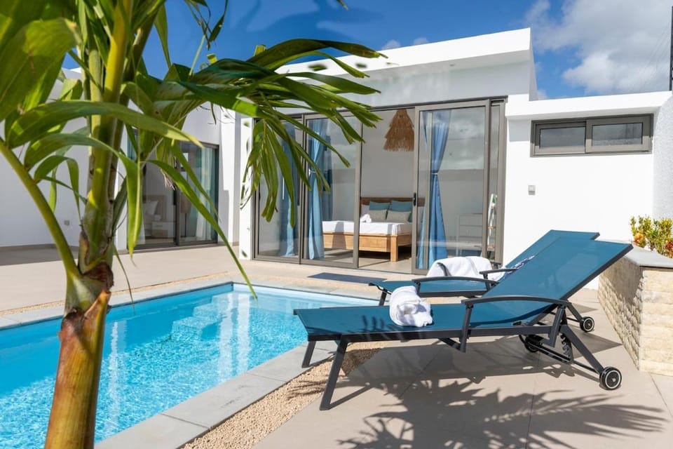 Day, Swimming pool, sunbed