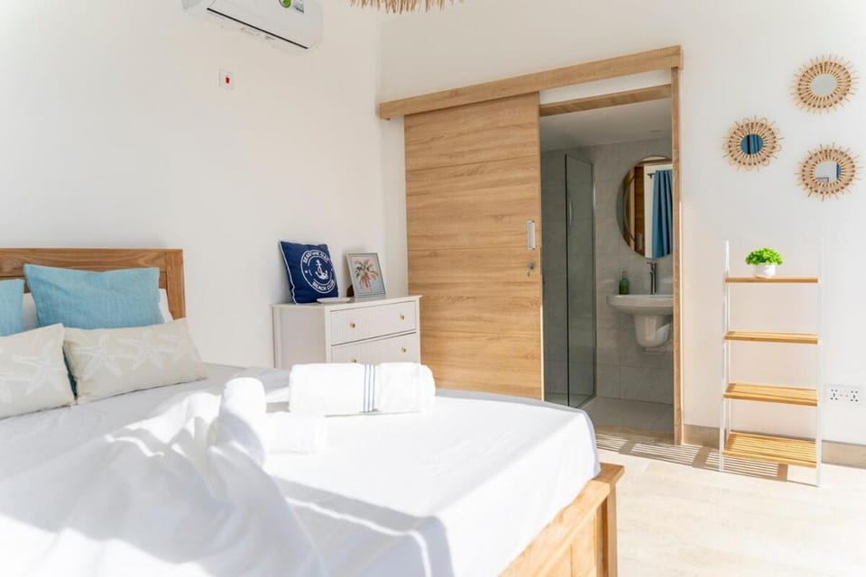 Bed, Photo of the whole room, Bedroom, towels, wardrobe, air conditioner