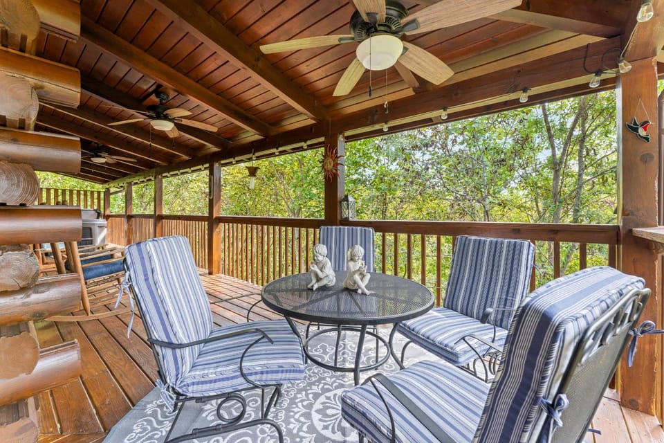Cabin Retreat - Private Hot Tub & Pool Table Cabin in Sevierville