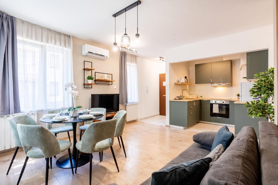 Living room, Seating area, Dining area, oven, pet friendly