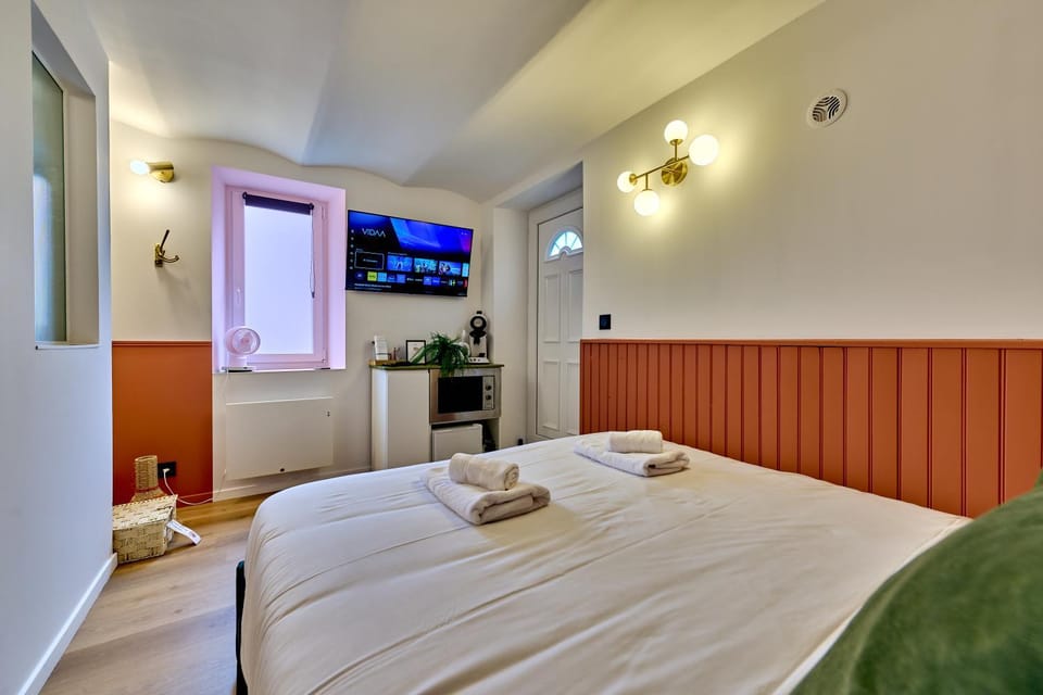 TV and multimedia, Photo of the whole room, Bedroom