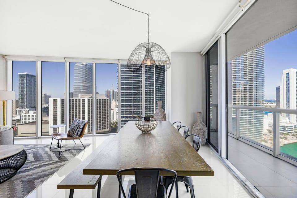 View (from property/room), Seating area, Dining area, City view