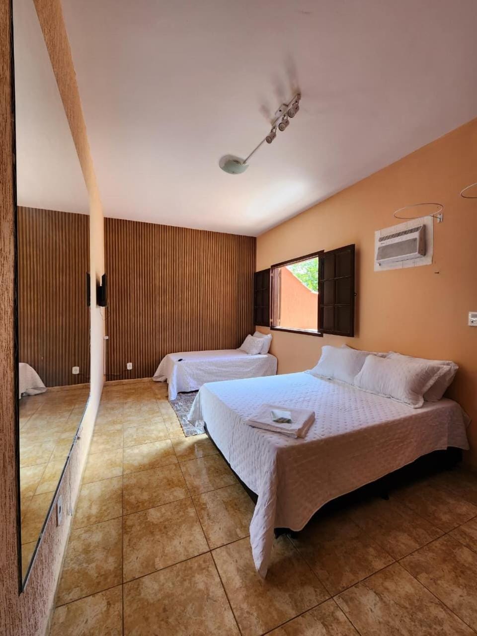 Bed, TV and multimedia, Photo of the whole room, Bedroom, towels, air conditioner