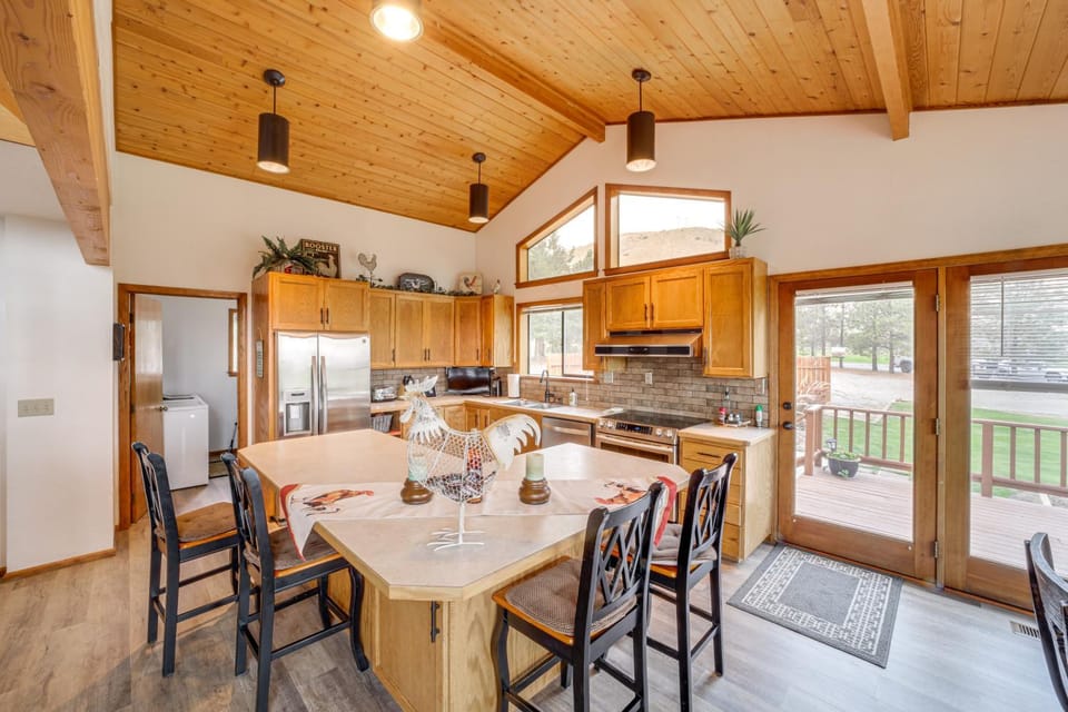 Stunning A-Frame Home w/ Views, 10 Mi to Okanogan! House in Washington