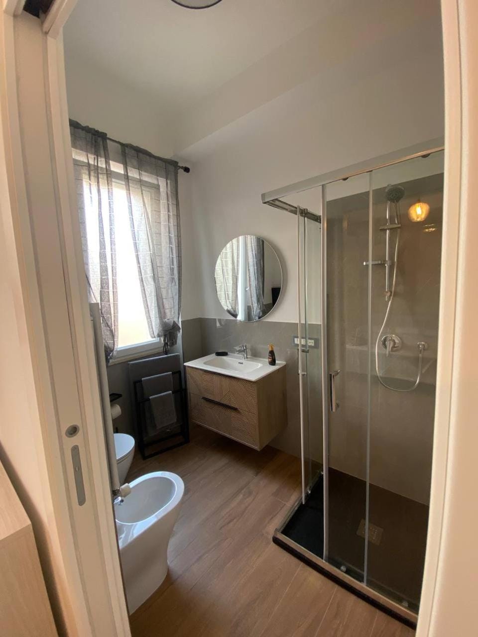 Shower, Toilet, Bathroom, towels
