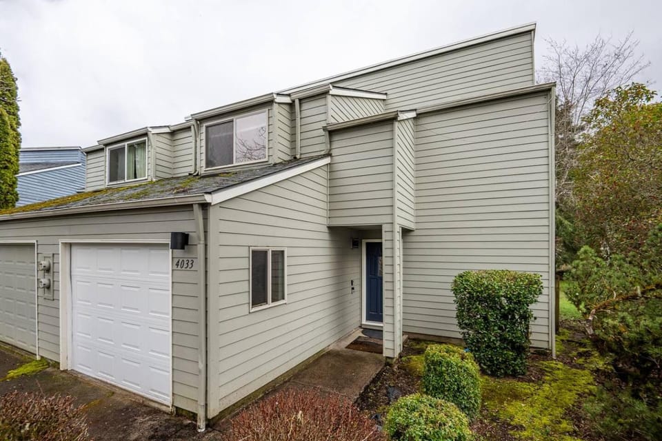 Cozy 3-Bedroom Townhome - 3 Miles from OSU! House in Corvallis