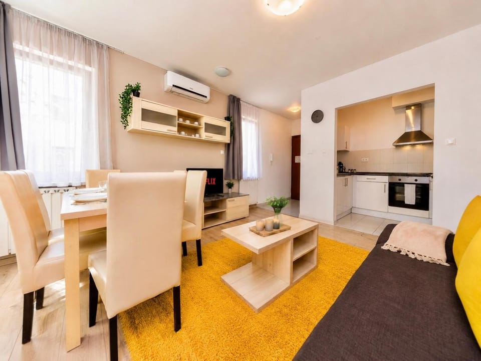 TV and multimedia, Living room, Seating area, pet friendly, air conditioner