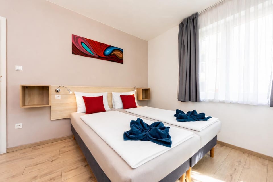 Bed, Bedroom, towels