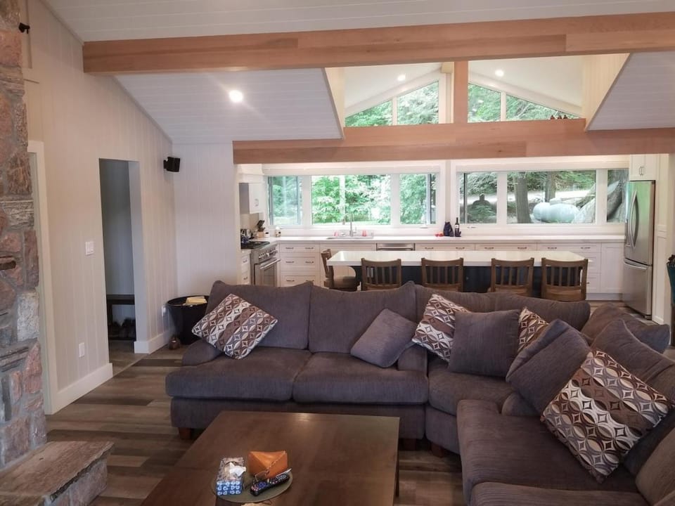 Olga's Bay Lake House House in Muskoka Lakes