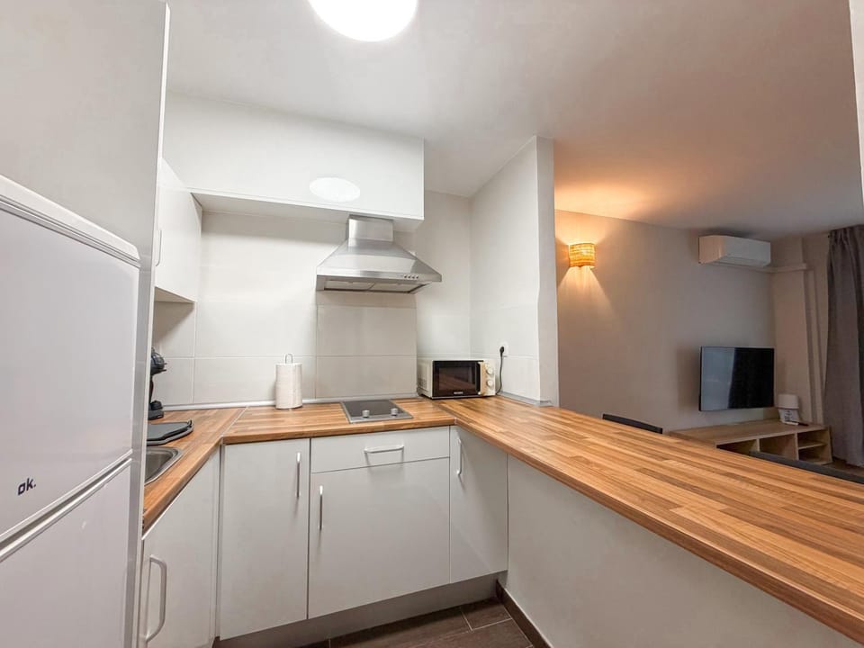 Kitchen or kitchenette, minibar, oven, stove
