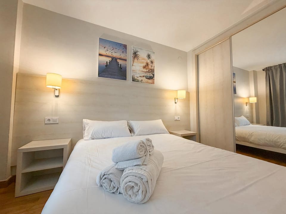 Bed, Photo of the whole room, Bedroom, towels