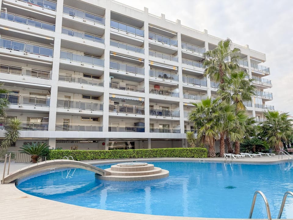 Property building, Day, Pool view, Swimming pool, sunbed