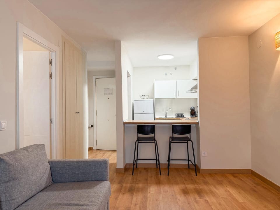 Kitchen or kitchenette, Living room, Seating area, Dining area