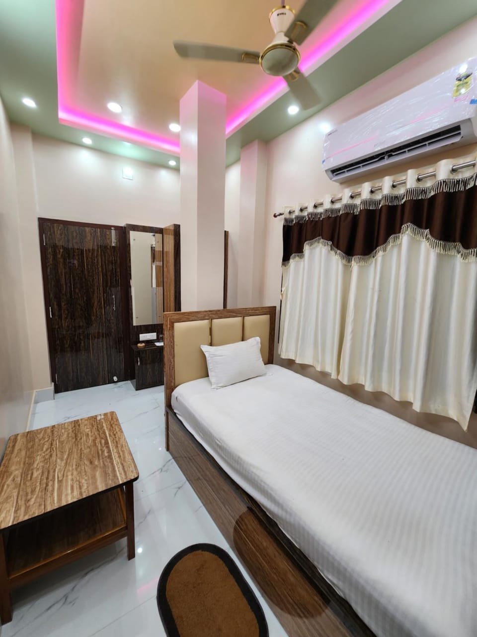 Bed, Photo of the whole room, Bedroom, air conditioner