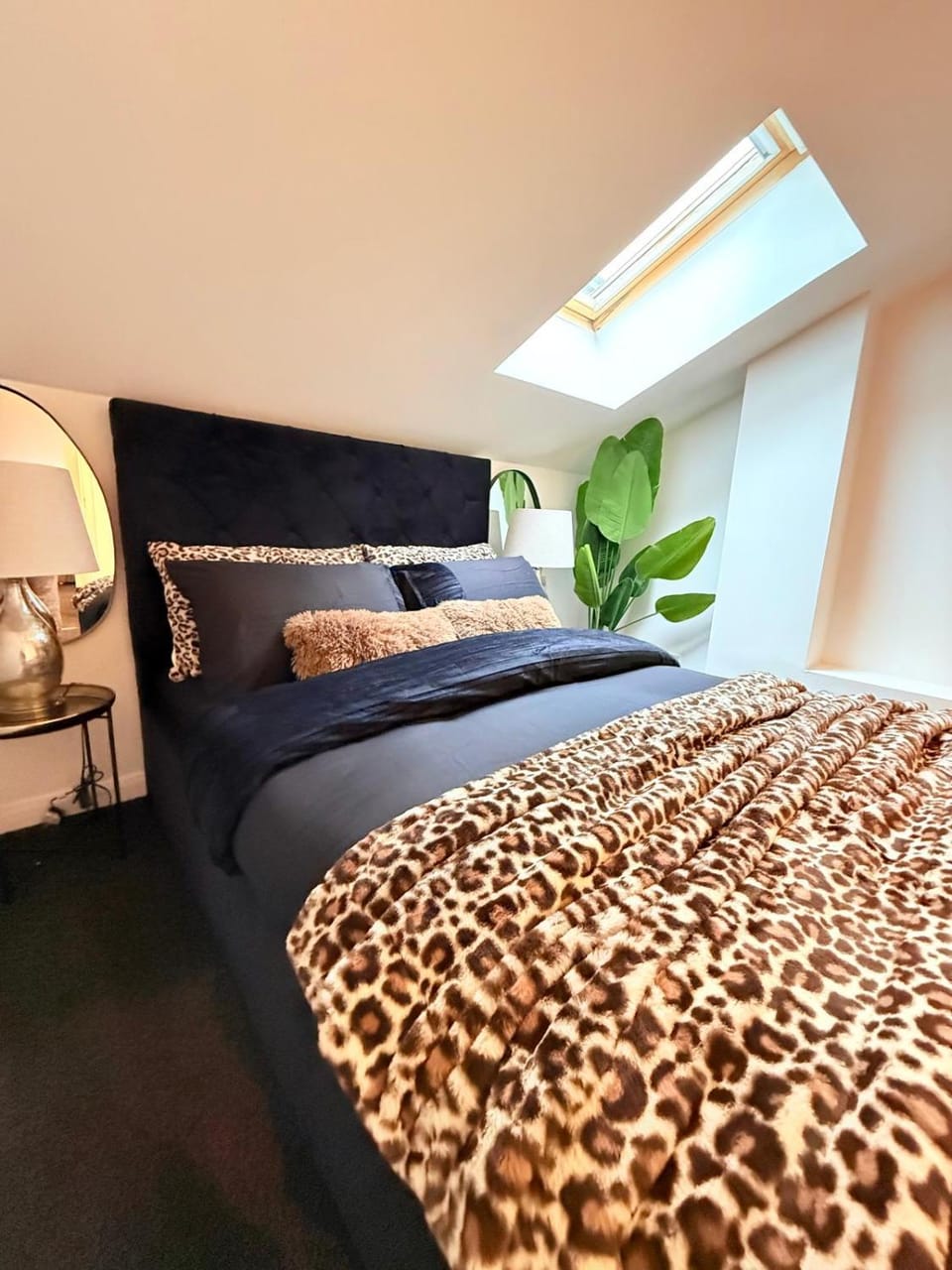 Designer 2-Bed Flat by Tower Bridge Apartment in London Borough of Southwark