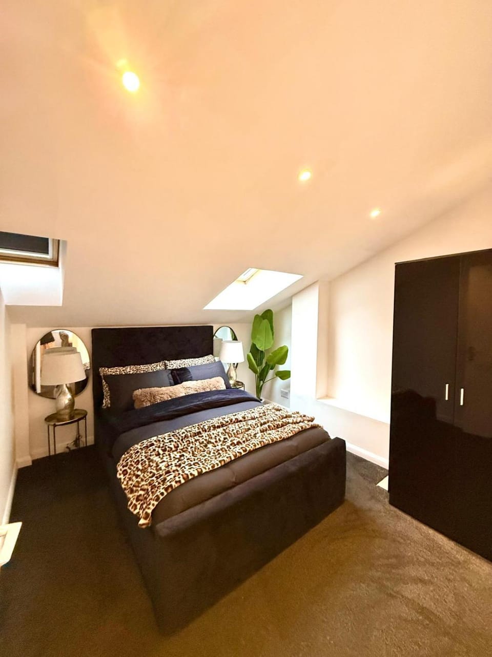 Designer 2-Bed Flat by Tower Bridge Apartment in London Borough of Southwark