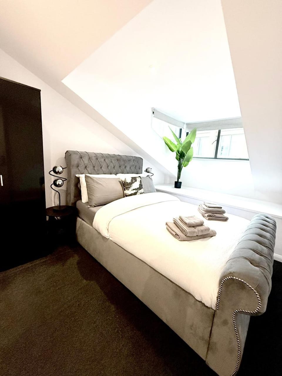 Designer 2-Bed Flat by Tower Bridge Apartment in London Borough of Southwark