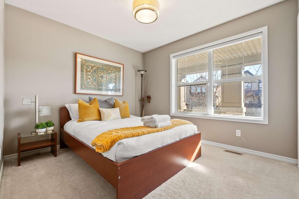 Large Family Home w Kid's Play Tent! FREE Banff Pass House in Calgary