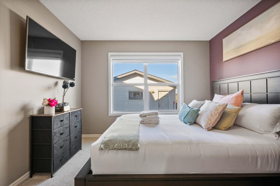 Large Family Home w Kid's Play Tent! FREE Banff Pass House in Calgary