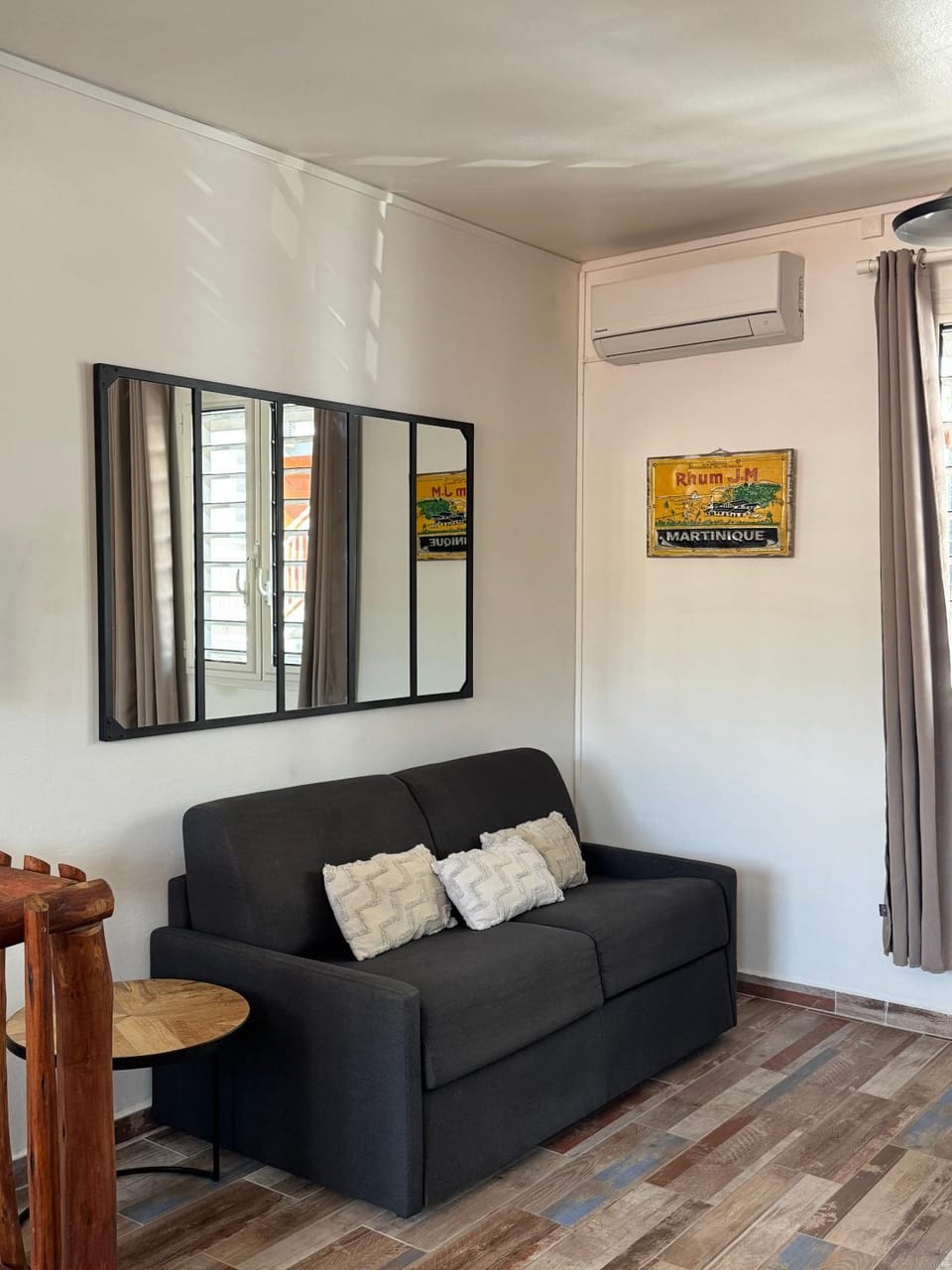 Living room, Seating area, air conditioner